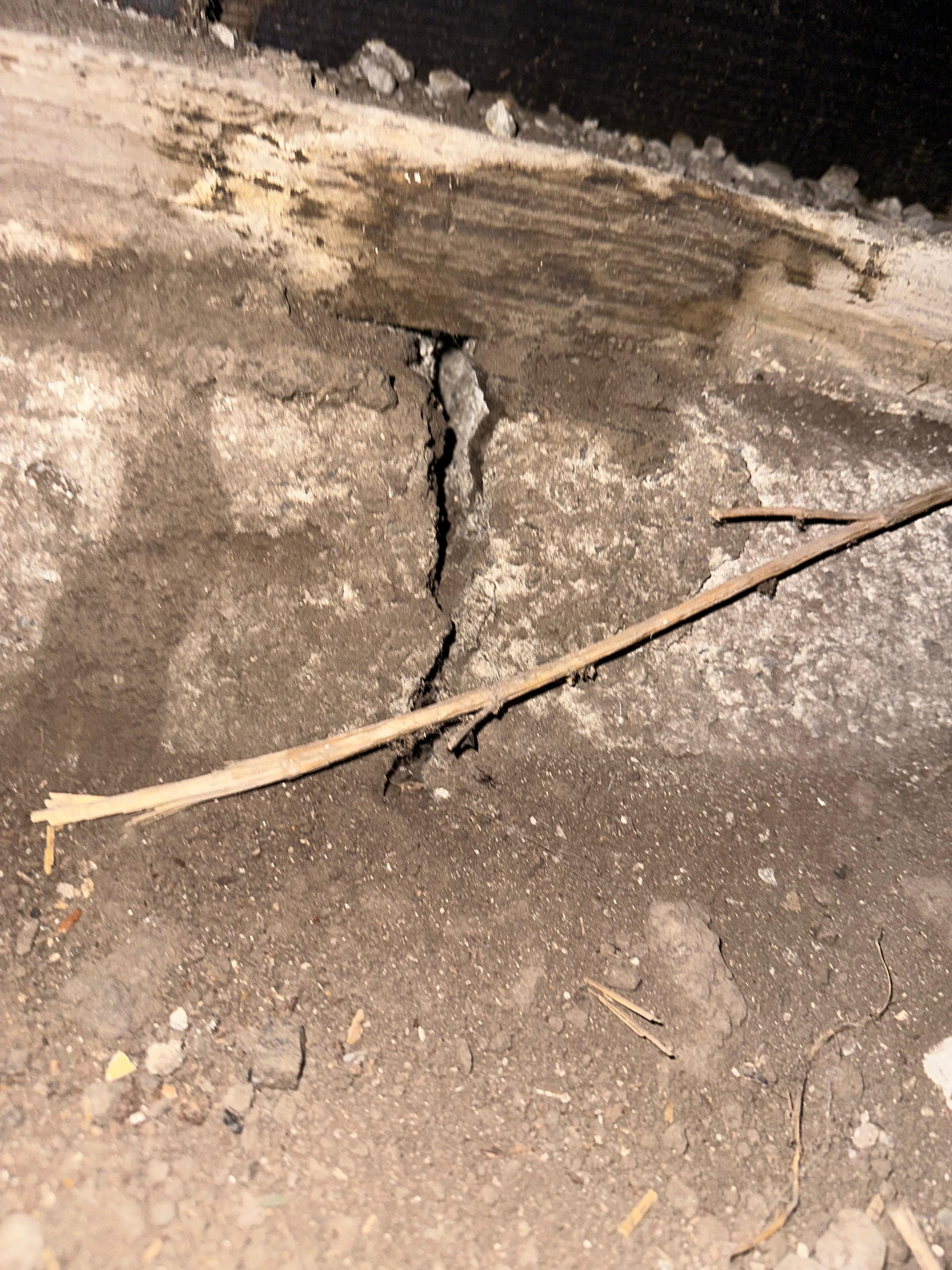 Vertical crack in Oakland concrete foundation stem wall